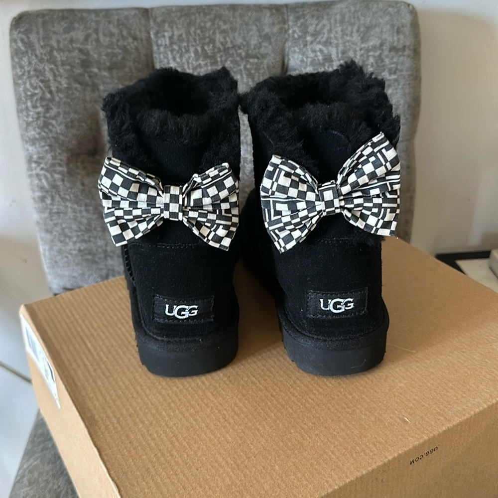 Ugg mini Bailey bow boots size 5 nwt